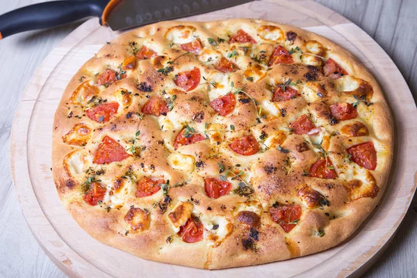 Taze ekmek focaccio peynir brynza ve domates ile