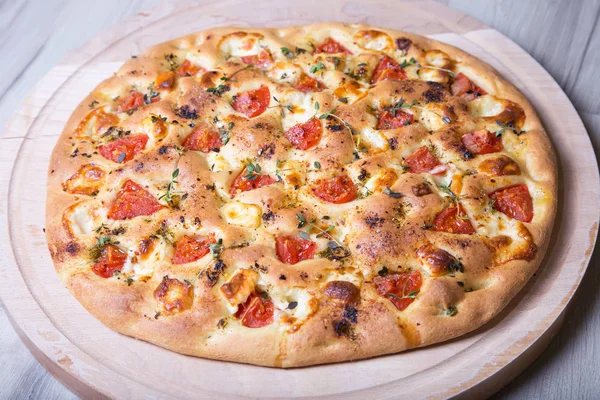 Taze ekmek focaccio peynir brynza ve domates ile