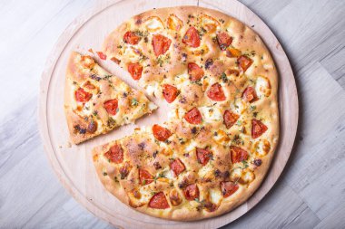 Taze ekmek focaccio peynir brynza ve domates ile