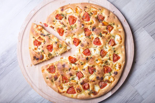 Taze ekmek focaccio peynir brynza ve domates ile