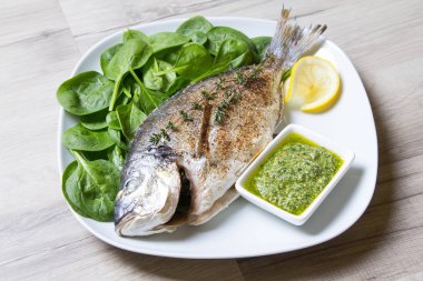 Pişmiş Dorado ıspanak ve pesto sos ile. 