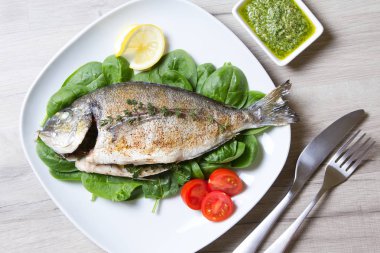Pişmiş Dorado ıspanak ve pesto sos ile. 