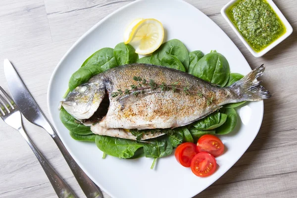 Dorado al horno con espinacas y salsa de pesto . —  Fotos de Stock