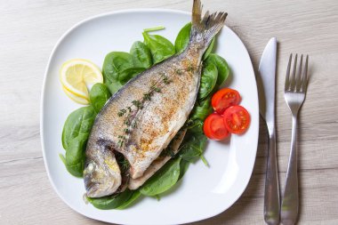 Pişmiş Dorado ıspanak ve pesto sos ile.