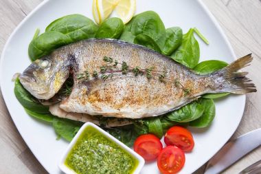 Pişmiş Dorado ıspanak ve pesto sos ile.