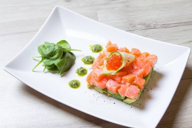 Tartar somon, havyar ve pesto sos ve ıspanak ile avokado.