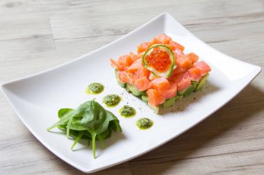 Tartar somon, havyar ve pesto sos ve ıspanak ile avokado.