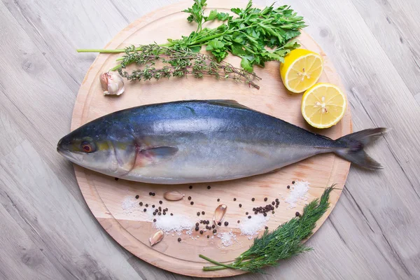 Raw tuna yellowtail (yellowfin) on a wooden board — Stock Photo, Image