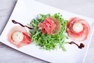 Jamon (ham) roka ve kavun ile