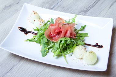 Jamon (ham) roka ve kavun ile