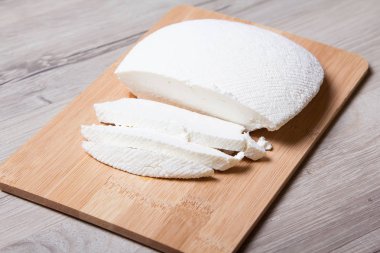 Ev yapımı peynir brynza ahşap oyun tahtası