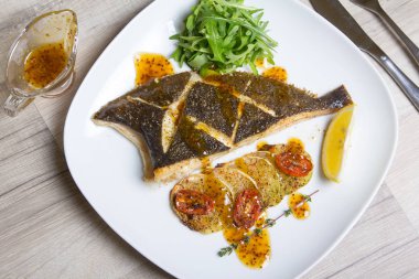 Kabak, domates ve roka ile kızarmış pisi balığı