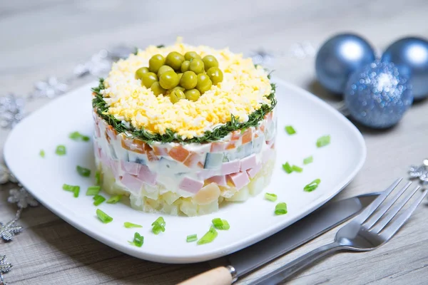 Traditionele Russische salade olivier op een witte plaat — Stockfoto