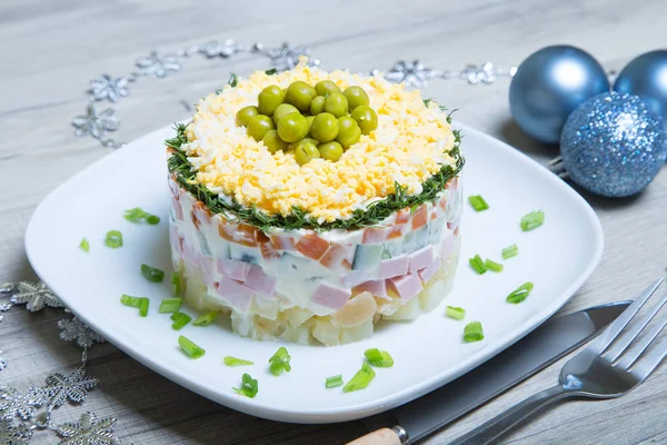 Salade traditionnelle russe olivier sur une assiette blanche — Photo