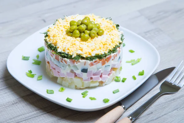 Geleneksel Rus salatası olivier beyaz bir plaka üzerinde — Stok fotoğraf