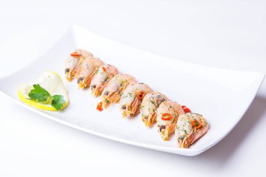 Karides kızarmış sarımsak ve biber ile. Yakın çekim, seçici odak.