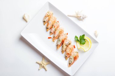 Karides kızarmış sarımsak ve biber ile. Yakın çekim, seçici odak.