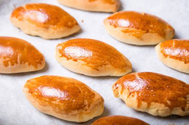 Geleneksel Rus pies (pirozhki) pişmiş. Yakın çekim, seçici odak.