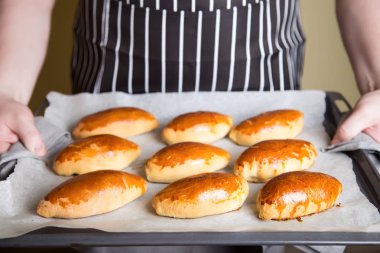 Geleneksel Rus pies (pirozhki) pişmiş. Yakın çekim, seçici odak.