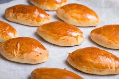 Geleneksel Rus pies (pirozhki) pişmiş. Yakın çekim, seçici odak.