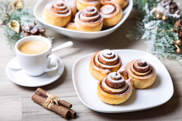 Fresh Homemade Buns Cinnamon Cup Coffee Cinnamon Sticks Selective Focus — Stock Photo, Image