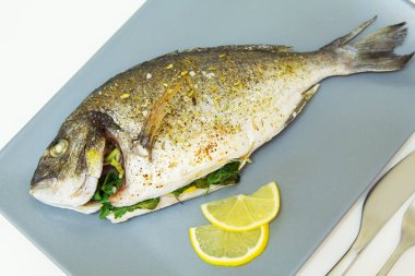 Pişmiş dorado balık. Yakın çekim, seçici odak.