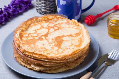Bal ile geleneksel Rus krep. Shrovetide. Maslenitsa hafta. Seçici odak, yakın çekim.
