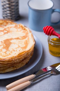 Bal ile geleneksel Rus krep. Shrovetide. Maslenitsa hafta. Seçici odak, yakın çekim.