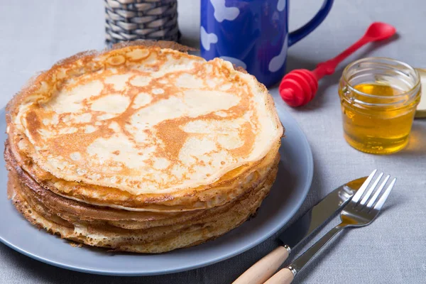 Panqueques Tradicionales Rusos Con Miel Shrovetide Semana Maslenitsa Enfoque Selectivo —  Fotos de Stock