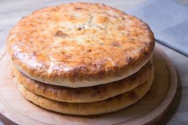 Geleneksel Osetya turta. Tatil için üç temel turta. Yakın çekim, seçici odak.