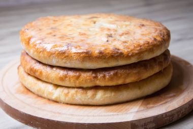 Geleneksel Osetya turta. Tatil için üç temel turta. Yakın çekim, seçici odak.