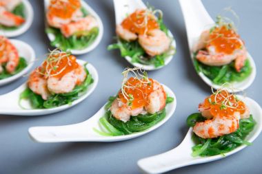 Meze deniz yosunu chuka, yengeçler ve havyar alakart spoos üzerinde. Seçici odak, yakın çekim.