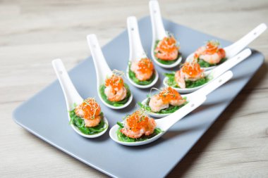 Meze deniz yosunu chuka, yengeçler ve havyar alakart spoos üzerinde. Seçici odak, yakın çekim.