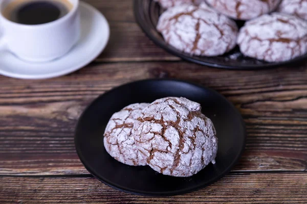 초콜릿 쿠키에 설탕이 뿌려진 집짓기 배경만들기 선택적 포커스 클로즈업 — 스톡 사진