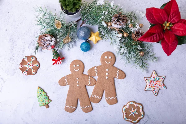 Gingerbread Homens Figuras Ano Novo Tradicional Biscoitos Caseiros Natal Fundo — Fotografia de Stock