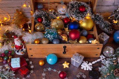 Noel baloları ve süslemeler göğüste. Yeni yıla ve Noel 'e hazırlanıyorum. Seçici odak, kapat.