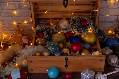 Noel baloları ve süslemeler göğüste. Yeni yıla ve Noel 'e hazırlanıyorum. Seçici odak, kapat.