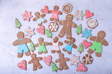 Zencefilli kurabiye adamlar ve figürler. Geleneksel Yeni Yıl ve Noel kurabiyeleri. Noel arkaplanı. Seçici odak, kapat.