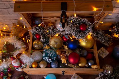 Noel baloları ve süslemeler göğüste. Yeni yıla ve Noel 'e hazırlanıyorum. Seçici odak, kapat.