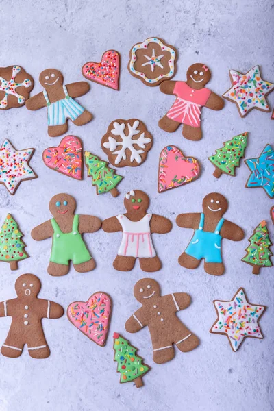 Gingerbread Homens Figuras Ano Novo Tradicional Biscoitos Caseiros Natal Fundo — Fotografia de Stock