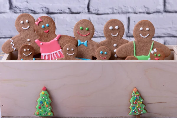 Gingerbread Homens Figuras Ano Novo Tradicional Biscoitos Caseiros Natal Fundo — Fotografia de Stock