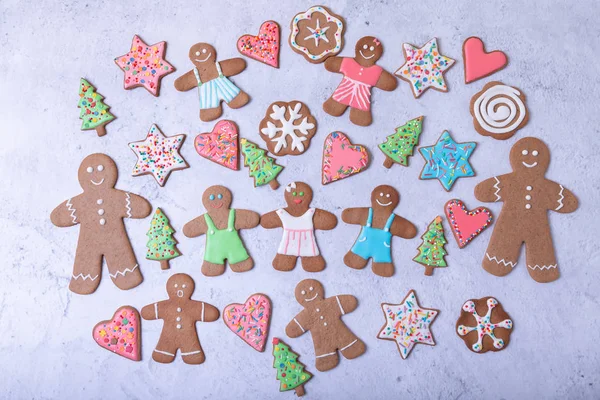 Gingerbread Homens Figuras Ano Novo Tradicional Biscoitos Caseiros Natal Fundo — Fotografia de Stock
