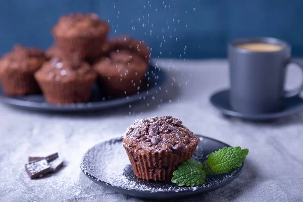 Chokladmuffins Med Mynta Svart Tallrik Strödda Med Issocker Hembakat Bakgrunden — Stockfoto