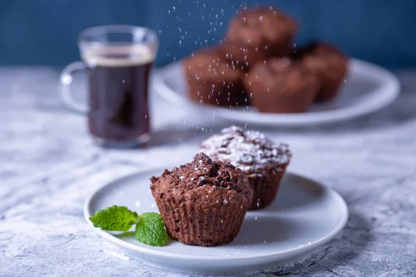 Chokladmuffins Med Mynta Svart Tallrik Strödda Med Issocker Hembakat Bakgrunden — Stockfoto