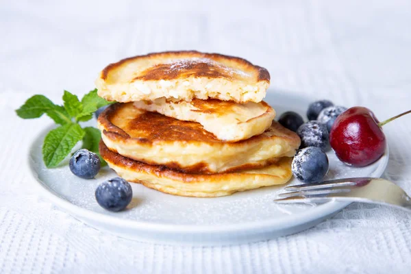 Panqueques Requesón Syrniki Tartas Queso Caseras Requesón Con Bayas Plato —  Fotos de Stock