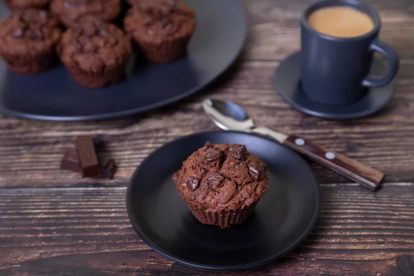 Schokoladenmuffins Auf Einem Schwarzen Teller Hausgemachtes Backen Hintergrund Eine Tasse — Stockfoto