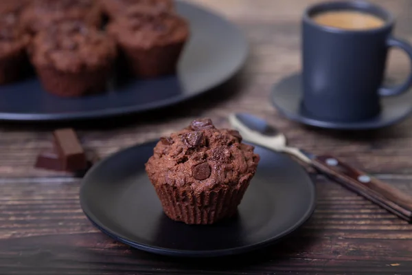 Schokoladenmuffins Auf Einem Schwarzen Teller Hausgemachtes Backen Hintergrund Eine Tasse — Stockfoto