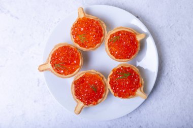 Turtaların içinde kırmızı havyar (somon havyarı). Seçici odak, yakın çekim, üst görünüm.