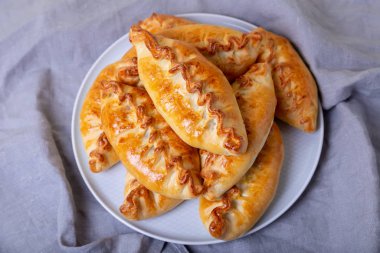 Lahanalı turtalar (pirozhki). Ev yapımı pişirme. Geleneksel Rus ve Ukrayna mutfağı. Yakın plan..