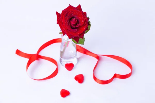白い背景に花瓶に赤いバラ ハートレッドリボン 赤の心で作られた バレンタインデー クローズアップ 選択的焦点 — ストック写真